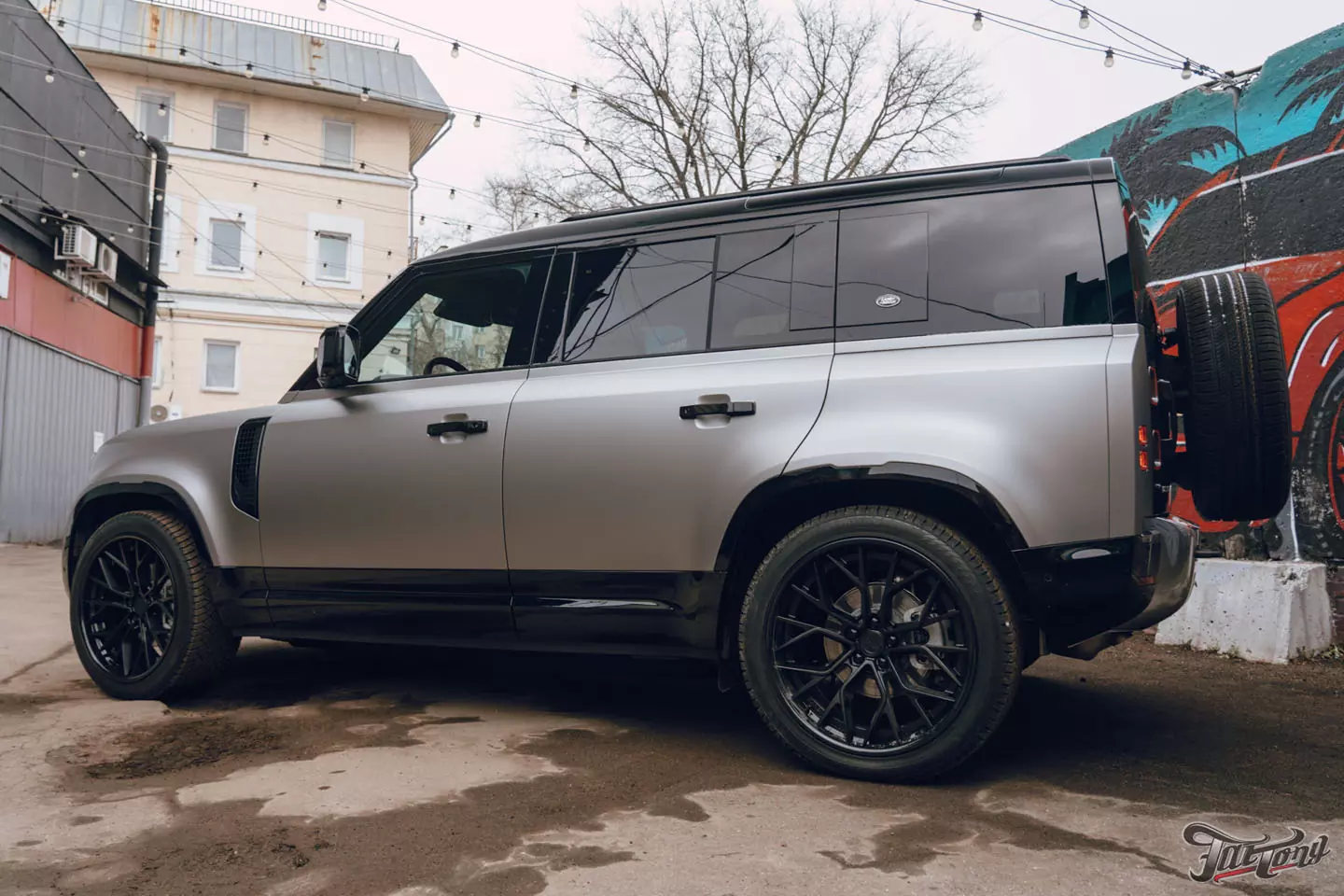 Необычный дизайн для Land Rover Defender! Оклейка в черный глянец+серый мат. Шумоизоляция дверей и Шиномонтаж на вибростенде на стендах Hunter